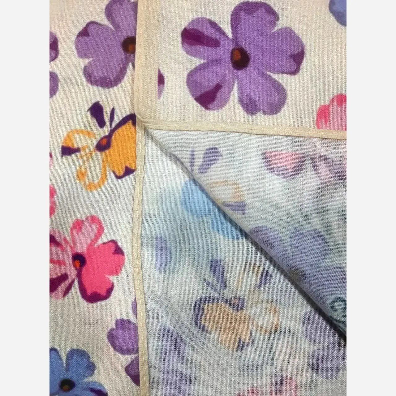 روسری نخ کاستوم طرح گل کاغذی قواره بزرگ 140x140 دور چرخ دوز کرم شیری