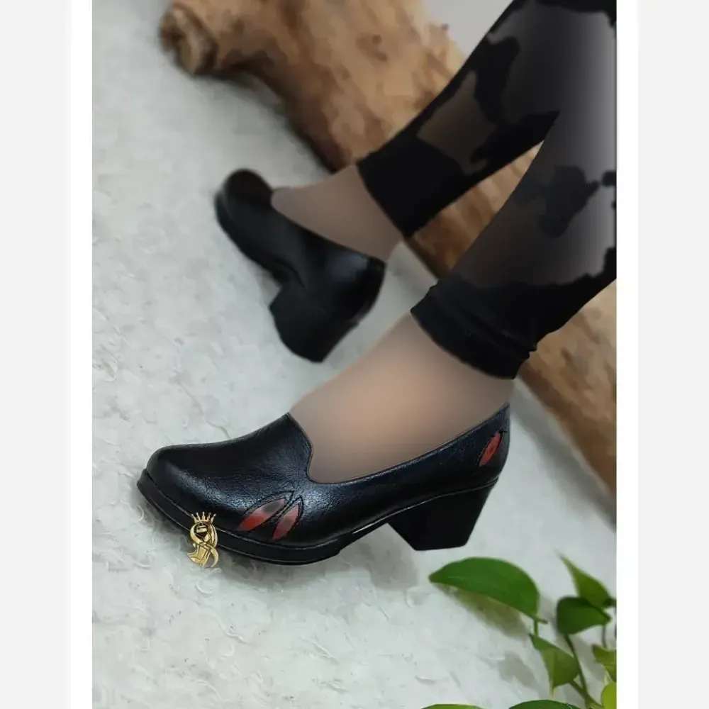 کفش طبی زنانه چرم صنعتی مدل برگی رنگ مشکی پاشنه 5 سانت