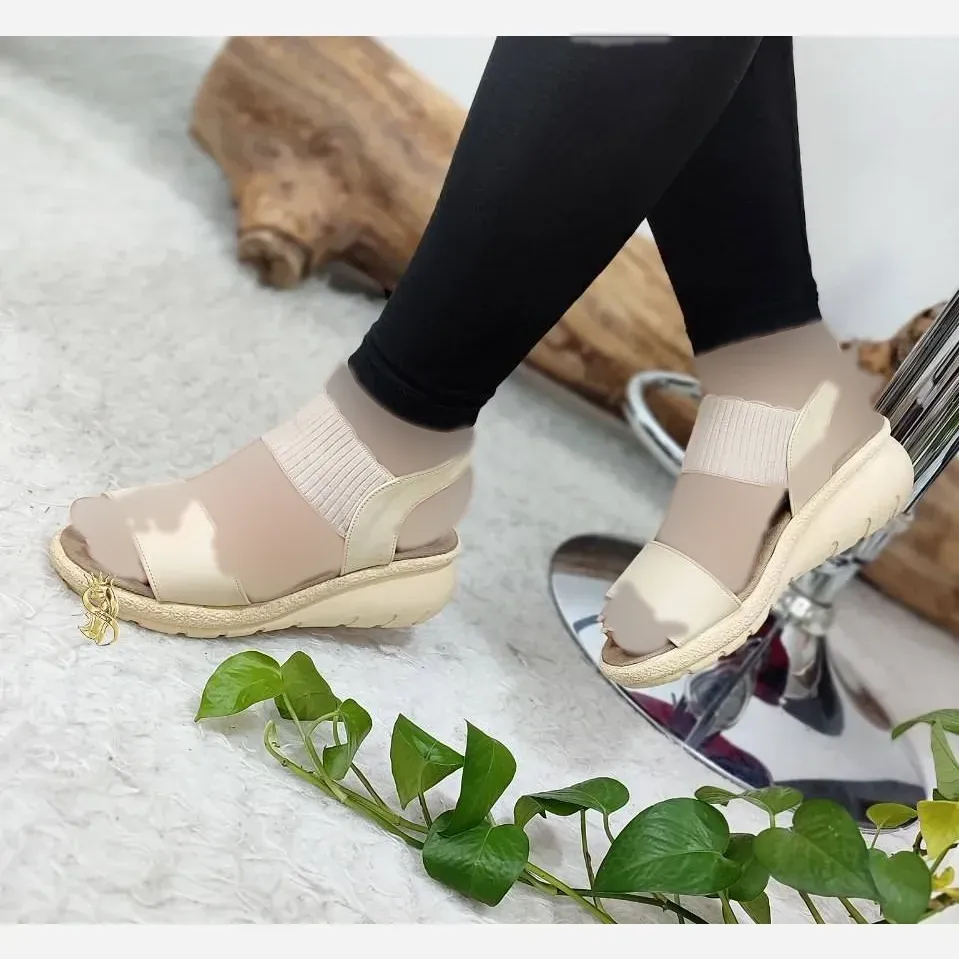 صندل طبی لژدار زنانه چرم صنعتی مدل برفی مشکی کرم