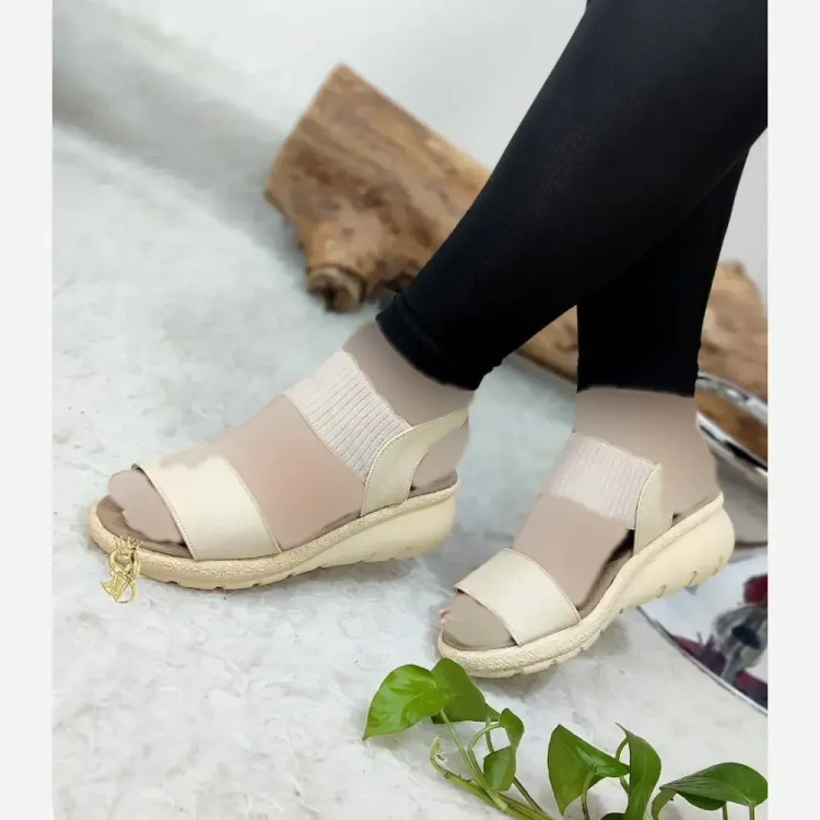 صندل طبی لژدار زنانه چرم صنعتی مدل برفی مشکی کرم