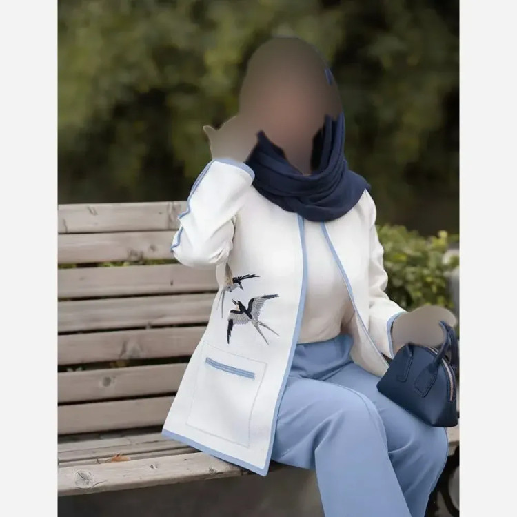 کت و شلوار زنانه مازراتی طرح پرستو گلدوزی شده رنگ آبی