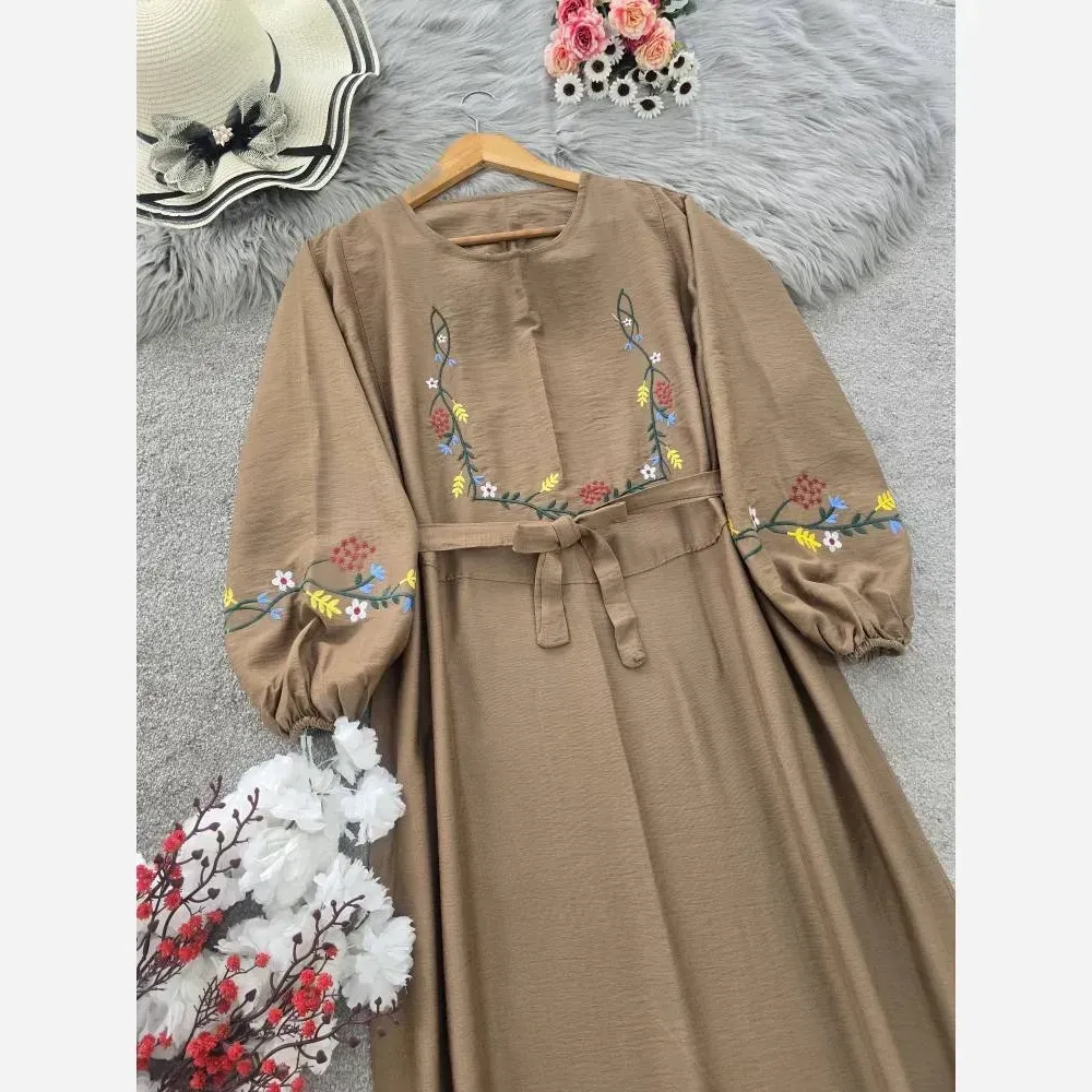 کفتان زنانه گلدوزی گلبرگ جنس بابوس فری سایز رنگ کرم نسکافه ای سبزسدری زرشکی
