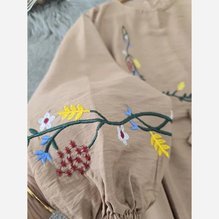 کفتان زنانه گلدوزی گلبرگ جنس بابوس فری سایز رنگ کرم نسکافه ای سبزسدری زرشکی