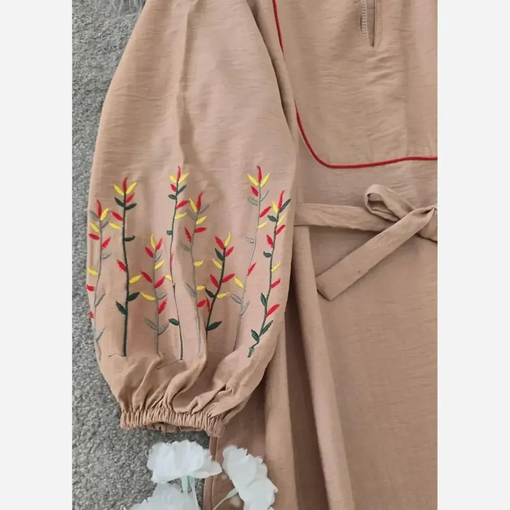 کفتان کلدوزی نرگسی جنس بابوس فری سایز رنگ نسکافه ای و زرشکی