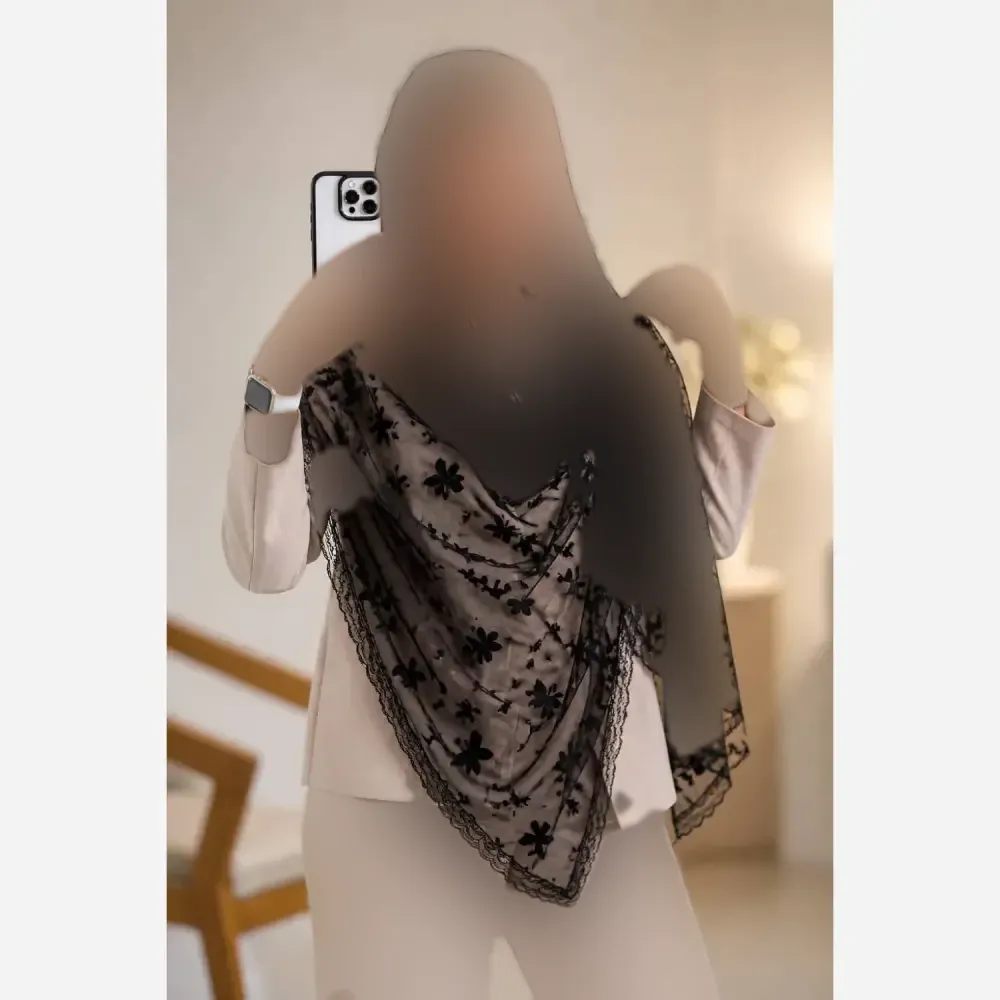 شال مجلسی شهرزاد جنس دانتل طرحدار دور تادور دانتل دوزی ابعاد 170 در 65 سایز فری