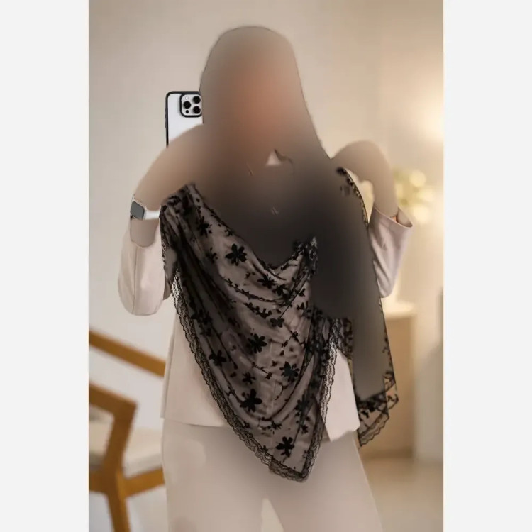 شال مجلسی شهرزاد جنس دانتل طرحدار دور تادور دانتل دوزی ابعاد 170 در 65 سایز فری