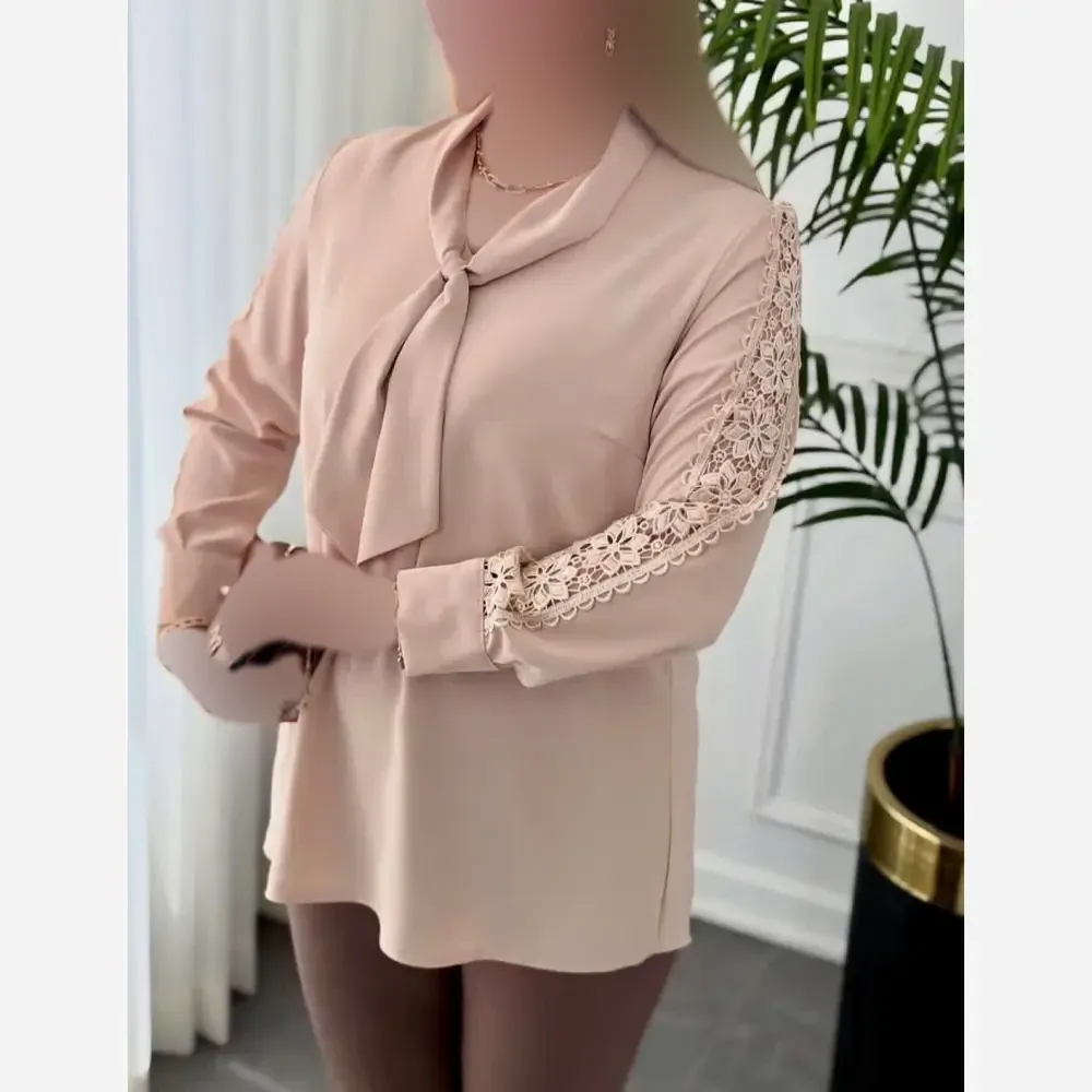 شومیز مزون دوز یقه پاپیونی جنس الیزه مصری با خرج کار گیپور ترک