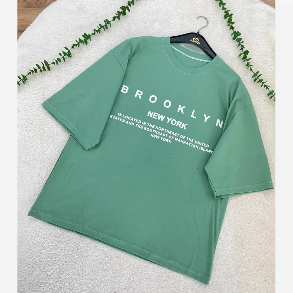 تیشرت باکسی سوپر پنبه طرح BROOKLYN رنگ کرم و سبز فری سایز