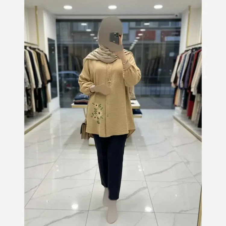 شومیز مانتویی سه گل بابونه شانتون گلدوزی شده سایزبندی کامل کرم نسکافهای سبز سدری