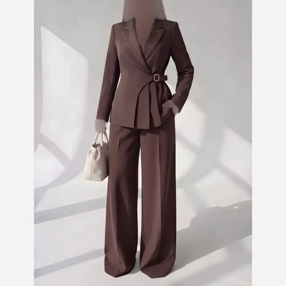 کت شلوار باران مازراتی کج راه زنانه در رنگبندی مشکی، سورمه ای، قهوه ای و نسکافه ای در سایزهای 36 تا 46