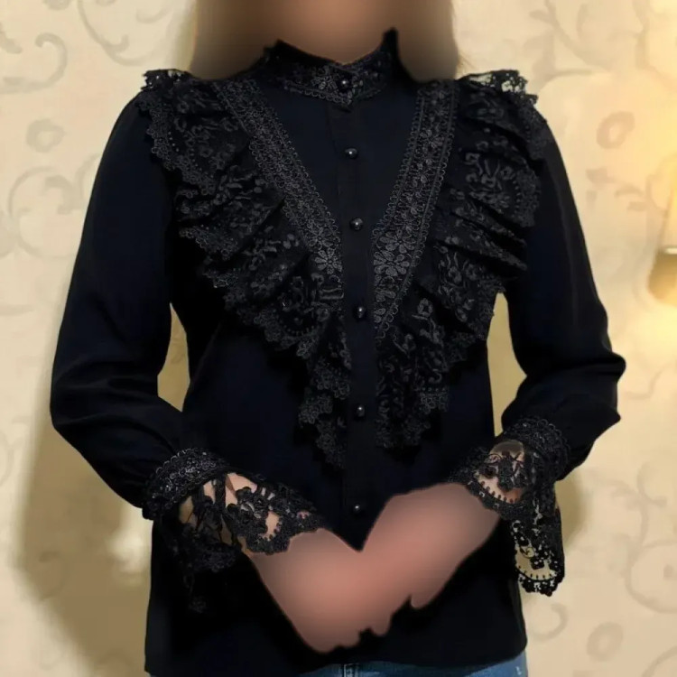 شومیز زنانه مزون دوز نارسیس جنس الیزه مصری اعلا خرج کار گیپور ترک وارداتی دکمه بازشو قد 65 سایزبندی کامل