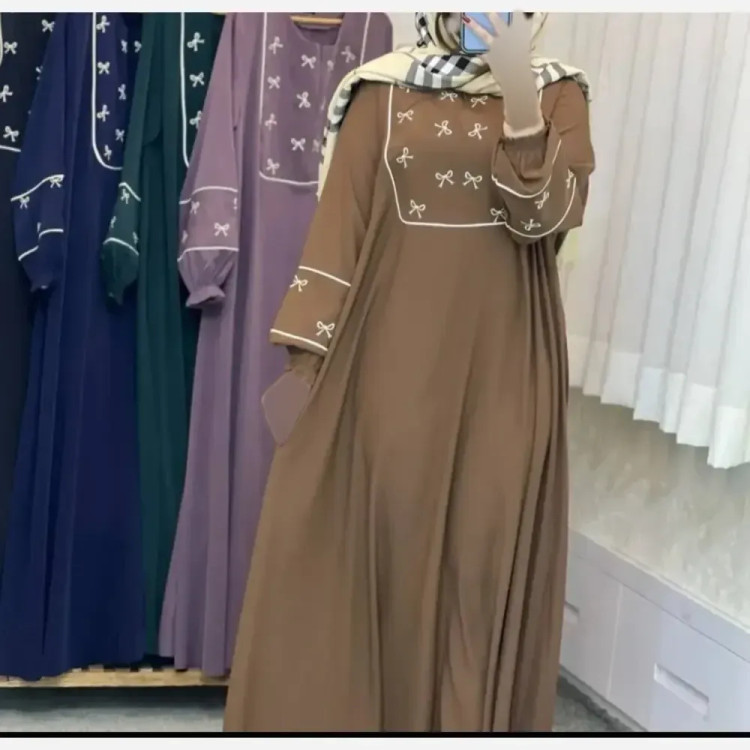 مانتو عبایی پاپیون الیزه فری سایز 38-50 مشکی کله غازی شتری گلدوزی نقره ای