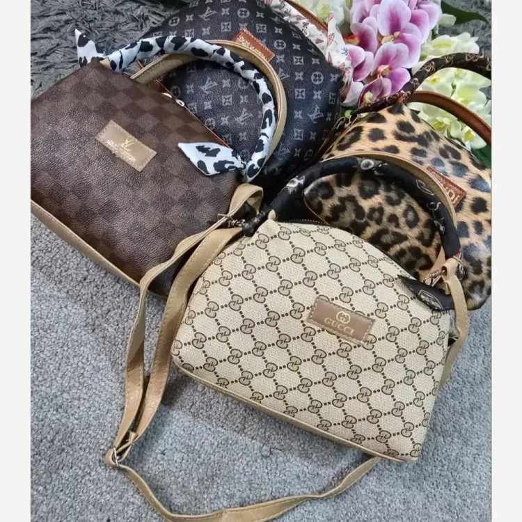 کیف مژگان چرمی زنانه بند بلند جادار سایز آزاد 17*22