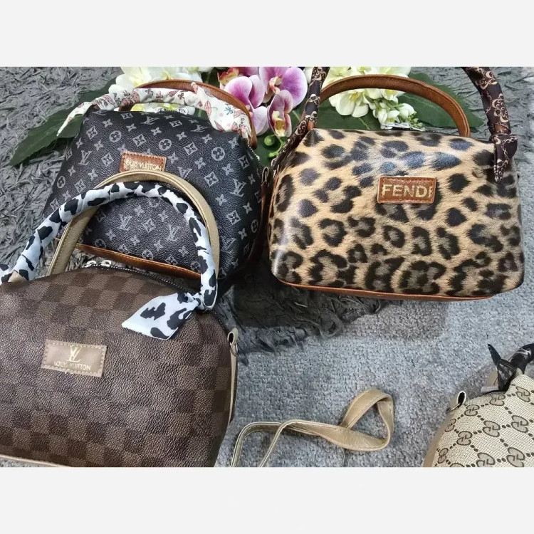 کیف مژگان چرمی زنانه بند بلند جادار سایز آزاد 17*22