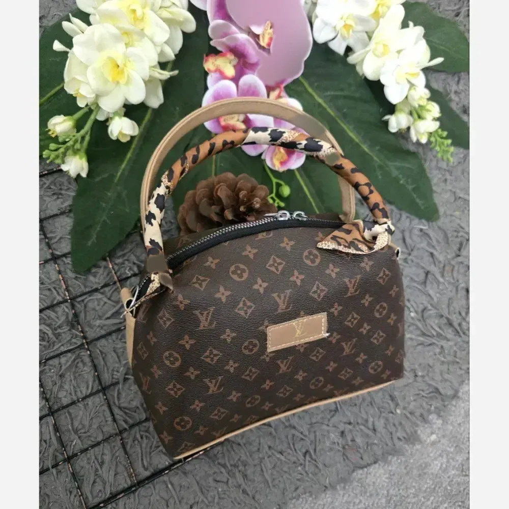 کیف مژگان چرمی زنانه بند بلند جادار سایز آزاد 17*22