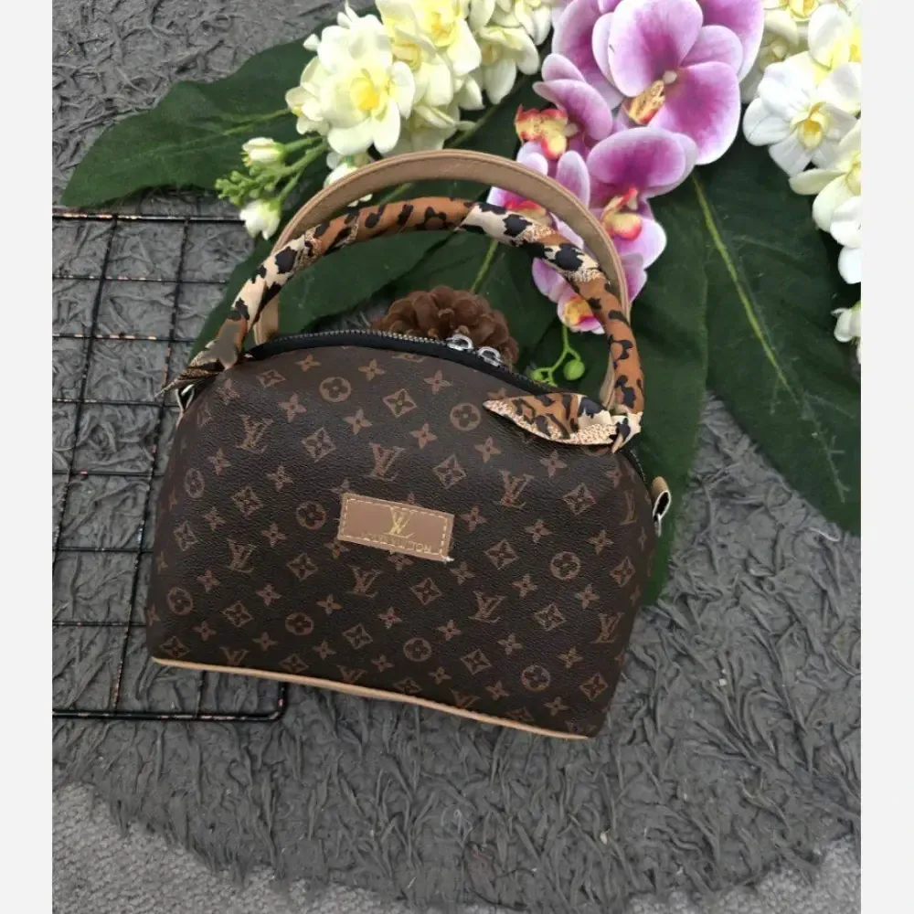 کیف مژگان چرمی زنانه بند بلند جادار سایز آزاد 17*22