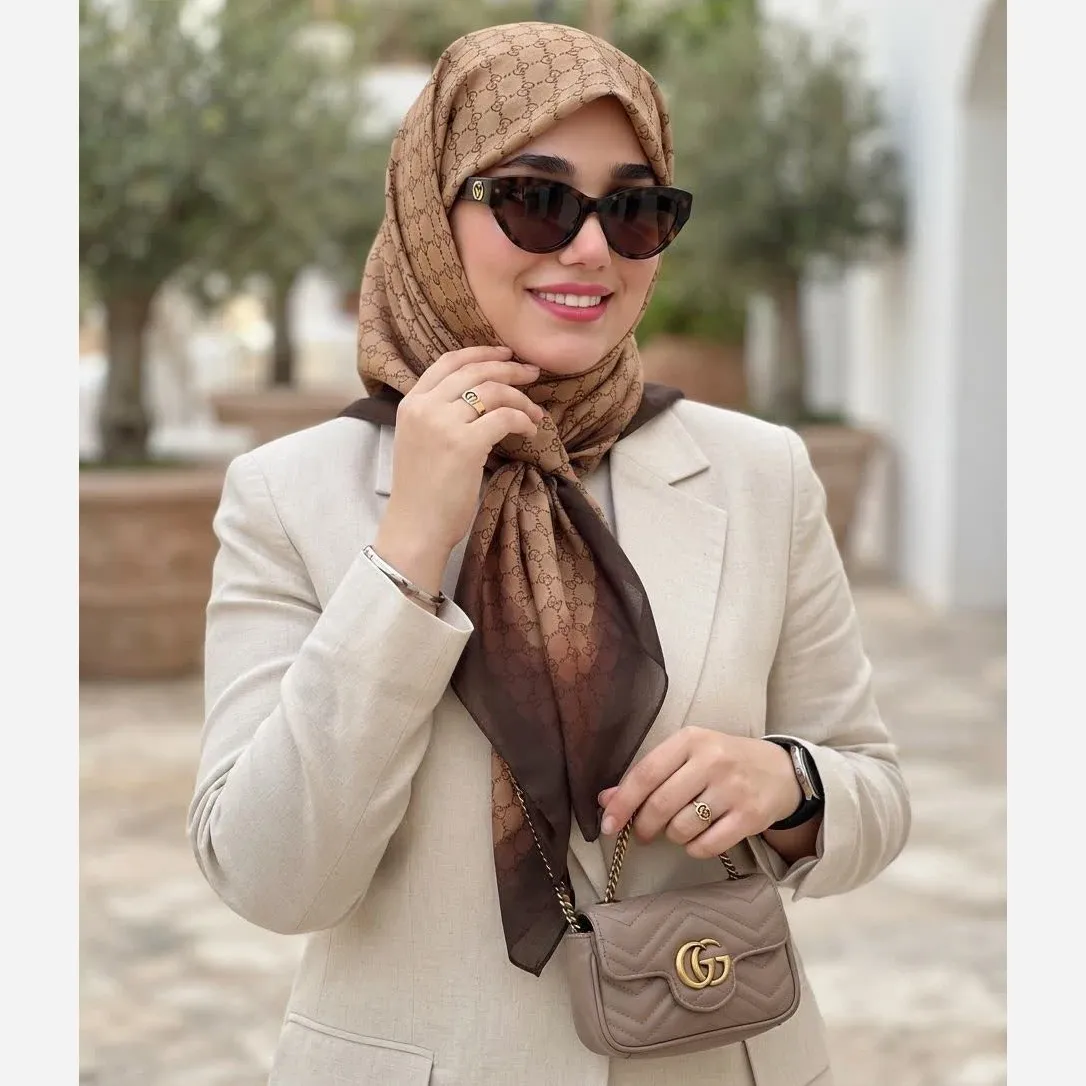 روسری نخ کاستوم طرح گوچی حاشیه قهوه ای زمینه نسکافه ای سایز بزرگ