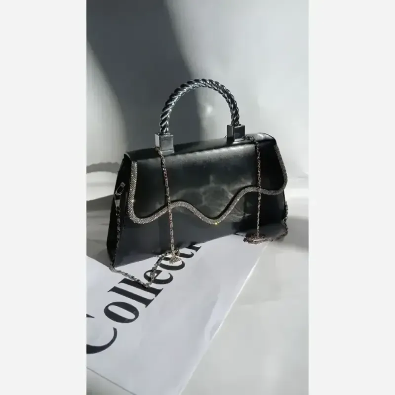 کیف دوشی چرم زنانه مشکی سایز 15 در 20 دارای بند بلند