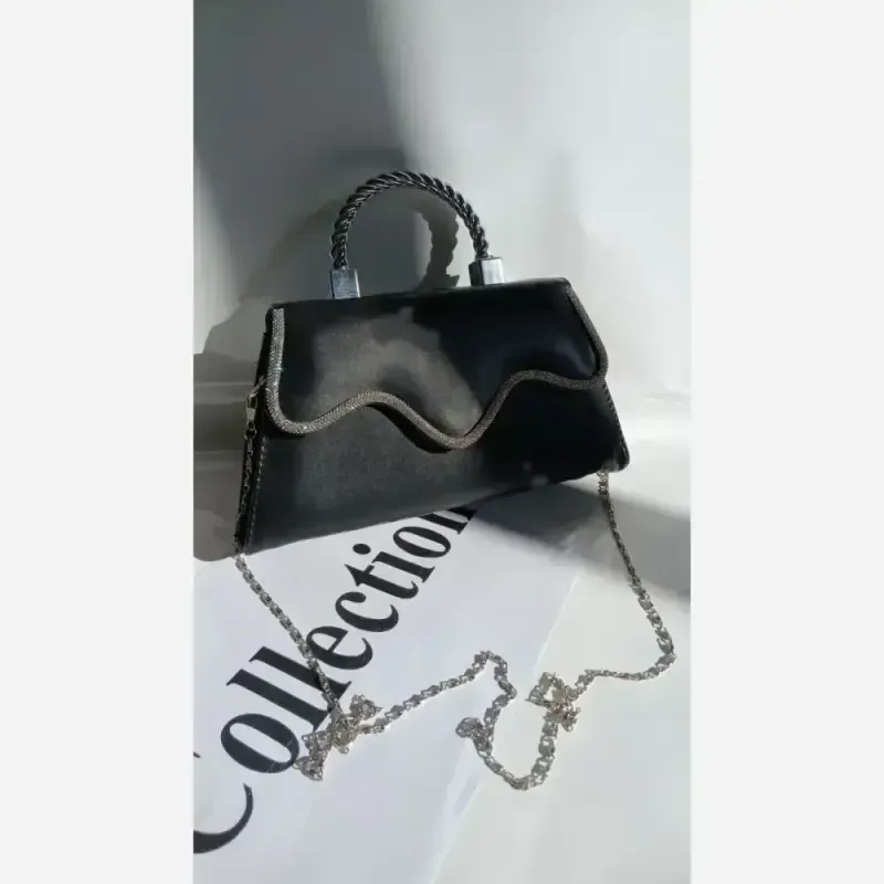 کیف دوشی چرم زنانه مشکی سایز 15 در 20 دارای بند بلند