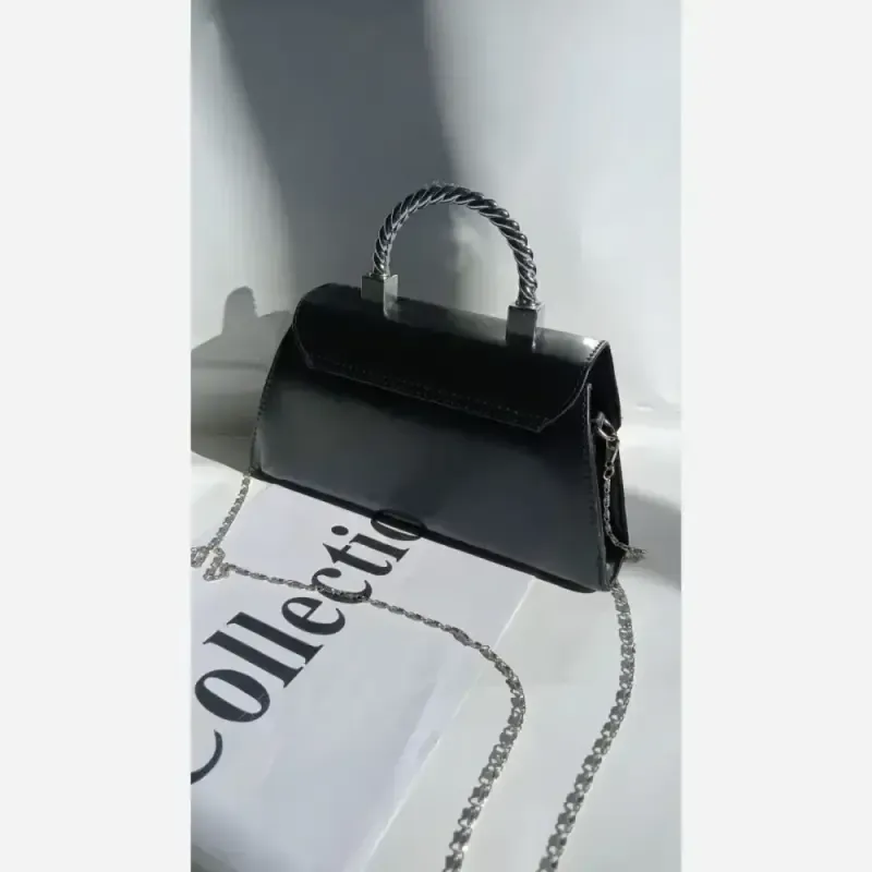 کیف دوشی چرم زنانه مشکی سایز 15 در 20 دارای بند بلند