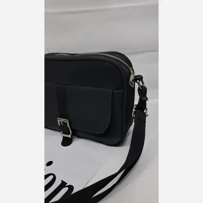 کیف زنانه محیا جنس نانسی خارجی رنگ مشکی ابعاد 20 در 15 سانتی متر دارای بند دوشی