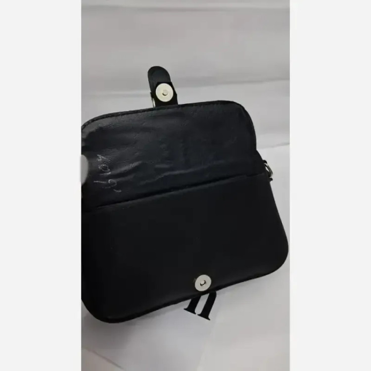 کیف زنانه محیا جنس نانسی خارجی رنگ مشکی ابعاد 20 در 15 سانتی متر دارای بند دوشی