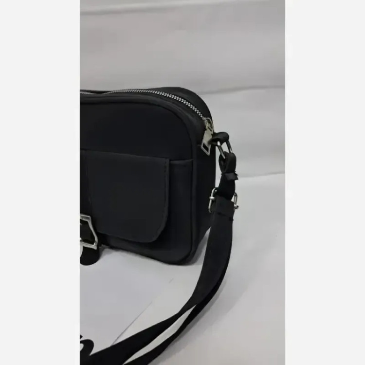 کیف زنانه محیا جنس نانسی خارجی رنگ مشکی ابعاد 20 در 15 سانتی متر دارای بند دوشی