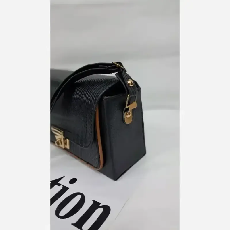 کیف دوشی چرم الیزه زنانه مدل goli سایز 15*20 تک رنگ بند بلند جاگوشی سبک