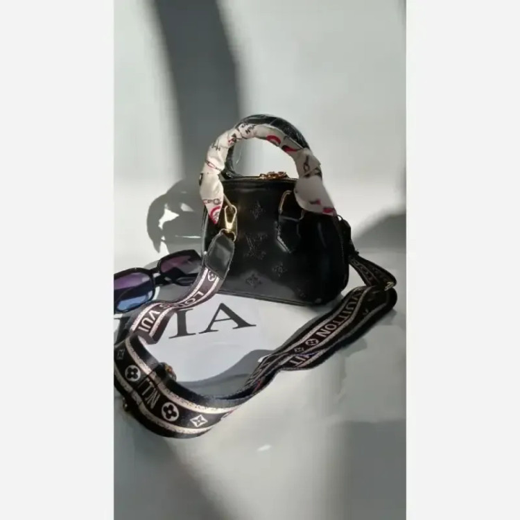 کیف دوشی زنانه چرم مشکی مدل zemo سایز 22 در 15 سانتیمتر