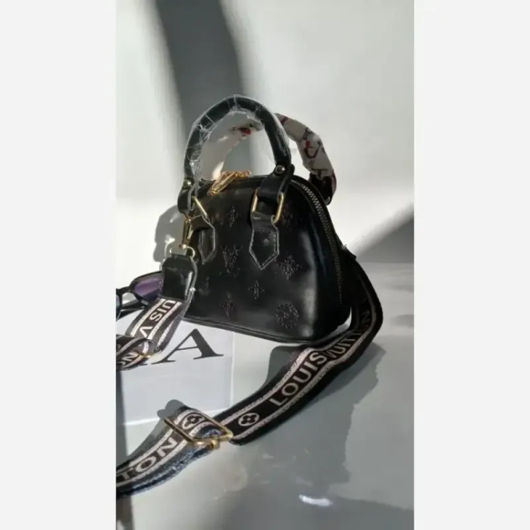 کیف دوشی زنانه چرم مشکی مدل zemo سایز 22 در 15 سانتیمتر