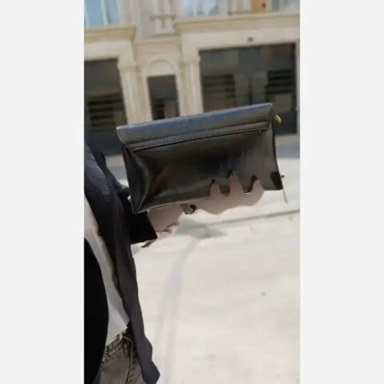کیف دوشی زنانه چرم مشکی مدل zemo سایز 22 در 15 سانتیمتر