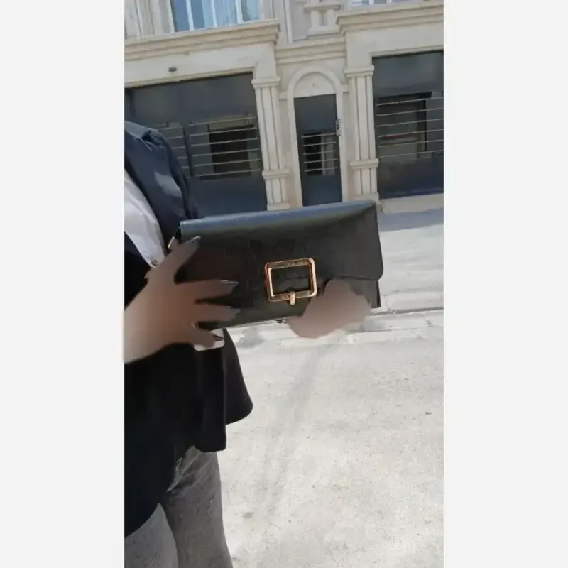 کیف دوشی زنانه چرم مشکی مدل zemo سایز 22 در 15 سانتیمتر
