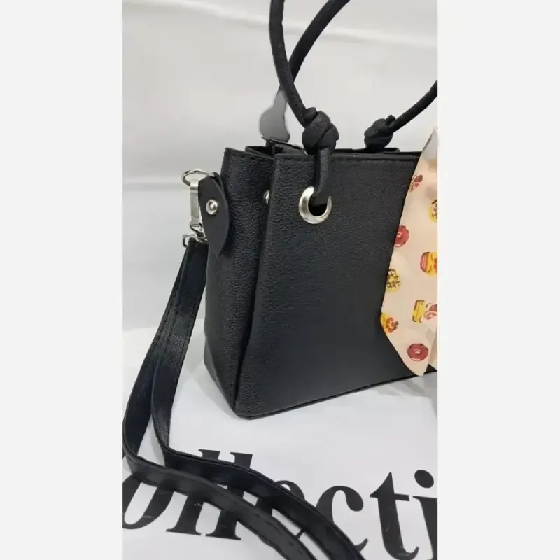 کیف دستی دوشی چرم مشکی سایز 18 در 18 با بند بلند