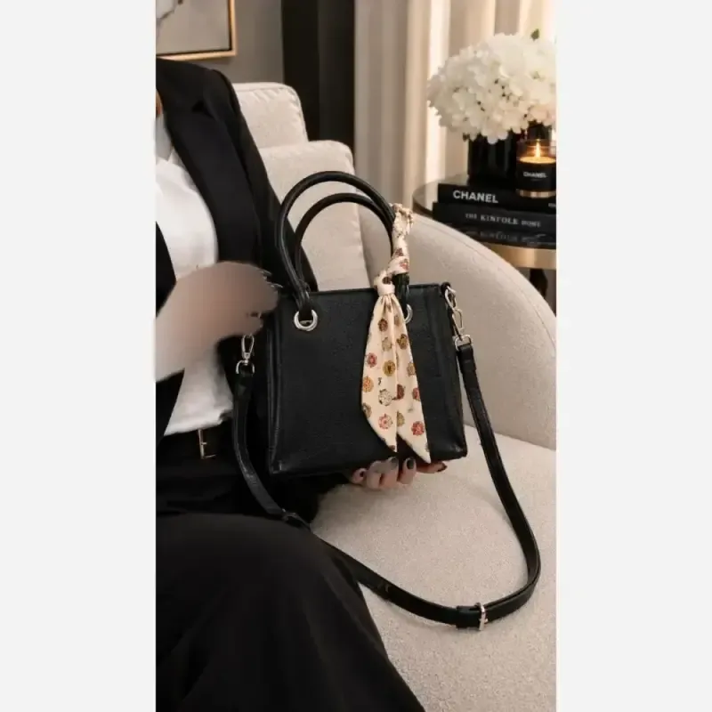 کیف دستی دوشی چرم مشکی سایز 18 در 18 با بند بلند