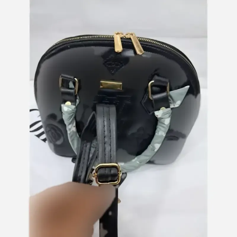 کیف مشکی چرم زنانه با بند دوشی سایز 23 در 23 سانتیمتر