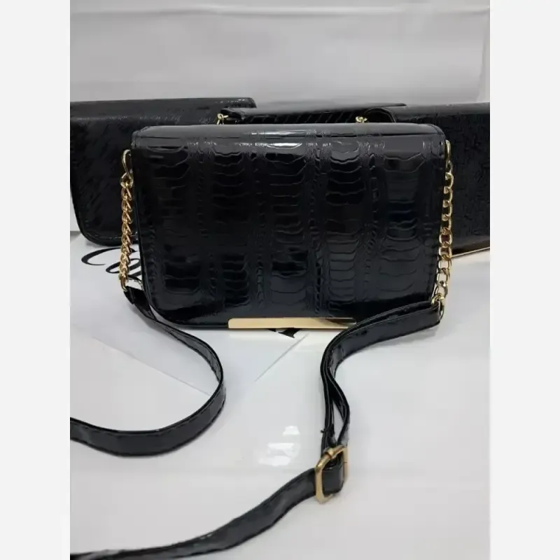 کیف دوشی آرمیتا چرم ورنی درجه یک سایز 15 در 20 با بند بلند
