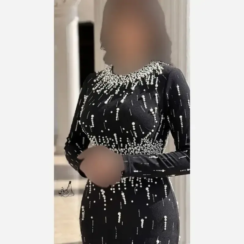 پیراهن مجلسی زنانه کرپ دالقیچ بلند پشت چاکدار دیزاین شده با نگین و مروارید سایز بزرگ