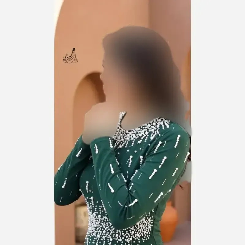 پیراهن مجلسی زنانه کرپ دالقیچ بلند پشت چاکدار دیزاین شده با نگین و مروارید سایز بزرگ