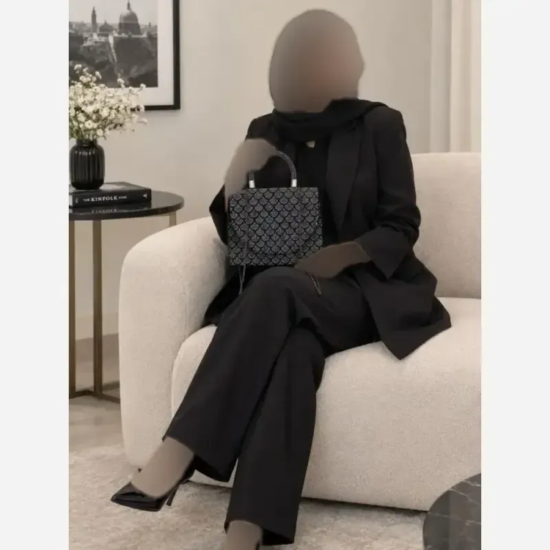 کیف مجلسی زنانه مخمل نگین کاری شده و چرم با بند زنجیری ابعاد 23 در 18