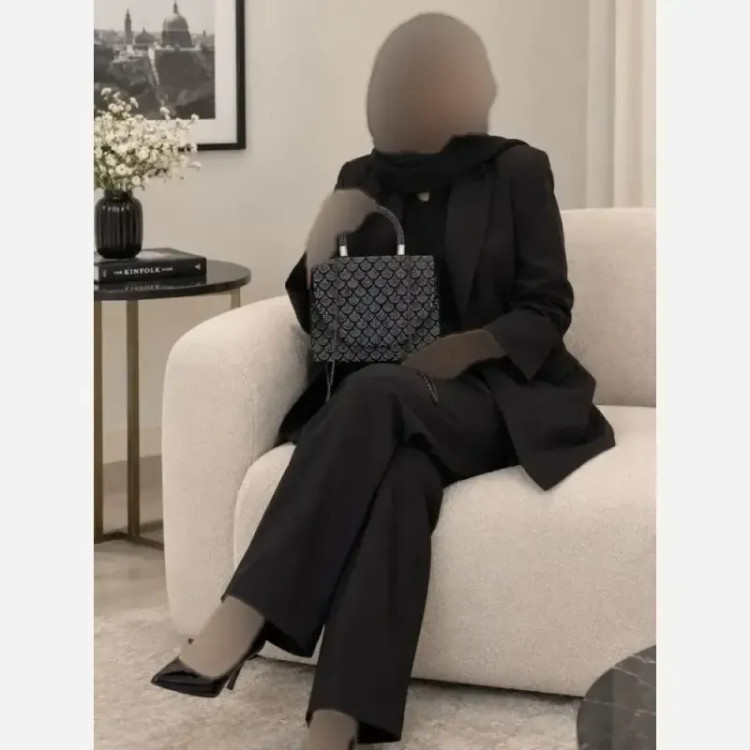 کیف مجلسی زنانه مخمل نگین کاری شده و چرم با بند زنجیری ابعاد 23 در 18