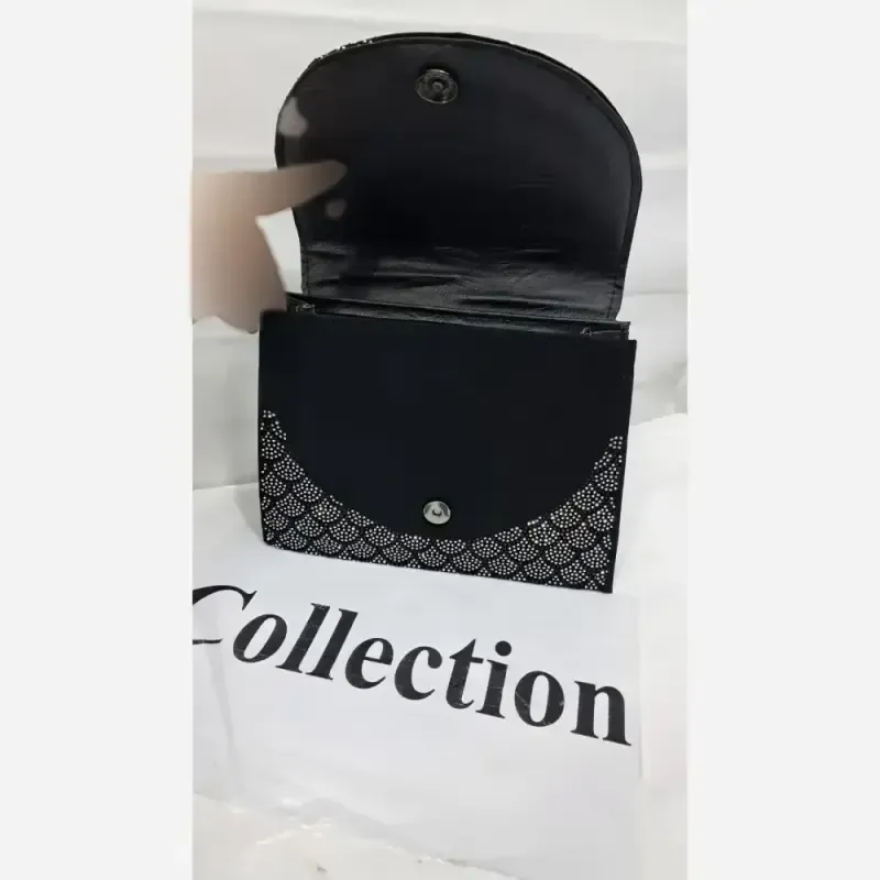 کیف مجلسی زنانه مخمل نگین کاری شده و چرم با بند زنجیری ابعاد 23 در 18
