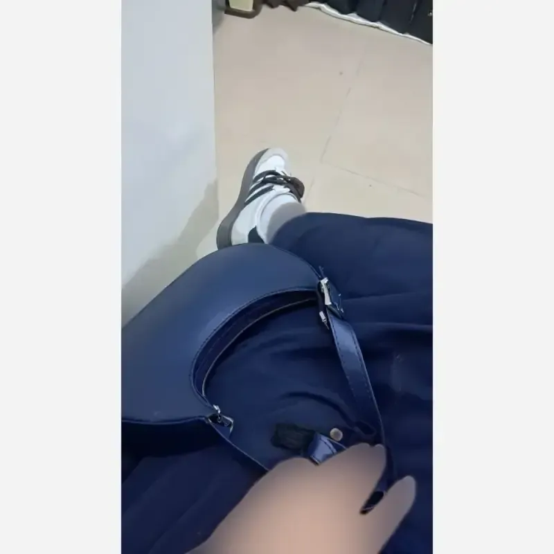 کیف صندوقی زنانه چرم الیزه و ورنی سایز 18 در 18 با بند دوشی