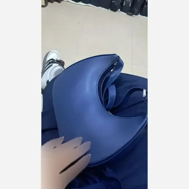 کیف صندوقی زنانه چرم الیزه و ورنی سایز 18 در 18 با بند دوشی