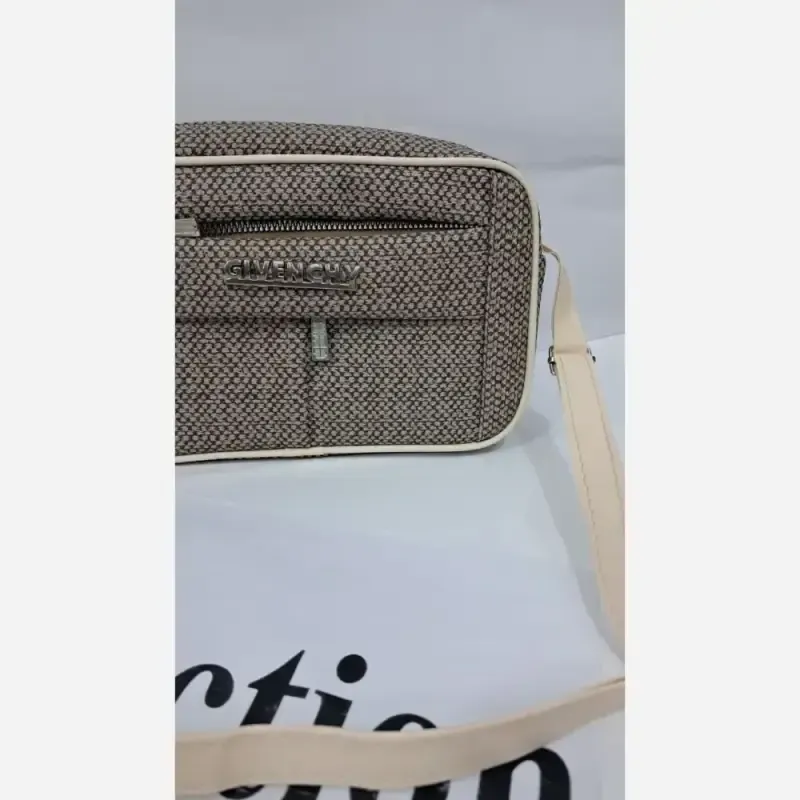 کیف زنانه مدل نیایش جنس چرم طرح کنفی رنگ مشکی و کرم سایز 15 در 20 با بند دوشی بلند